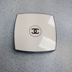 Chanel Les Beiges Healthy Glow Sher Colour Broad Spectrum spf 15 Suncreen #40.